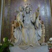Figura Maryi Królowej Pokoju w rzymskiej bazylice Santa Maria Maggiore