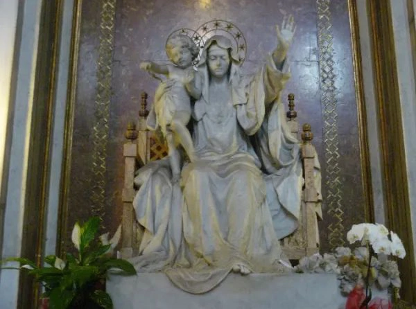 Figura Maryi Królowej Pokoju w rzymskiej bazylice Santa Maria Maggiore