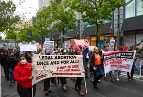 Protesty w USA nie cichną. Tłum zwolenników aborcji napadł na działaczkę pro-life
