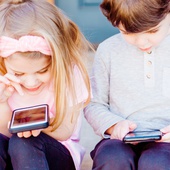 Polska w światowej czołówce jeżeli chodzi o dawanie smartfonów małym dzieciom