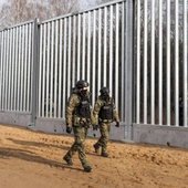 Straż Graniczna: pierwsze odcinki bariery na granicy z Białorusią zostały odebrane