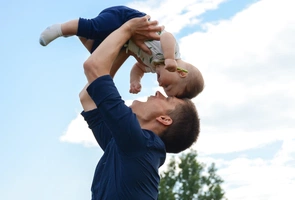 „Trudne czasy wymagają męstwa”. Jaki powinien być współczesny ojciec?