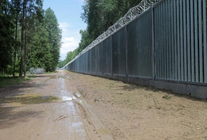 Kończą się prace przy budowie bariery fizycznej na granicy polsko-białoruskiej