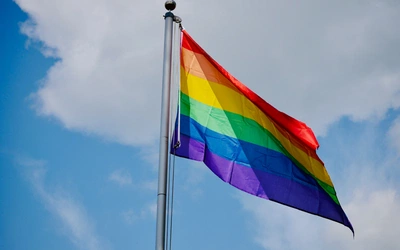 Flagi LGBT na budynku siedziby premiera Hiszpanii. Reagują chrześcijańscy prawnicy