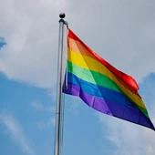 Flagi LGBT na budynku siedziby premiera Hiszpanii. Reagują chrześcijańscy prawnicy