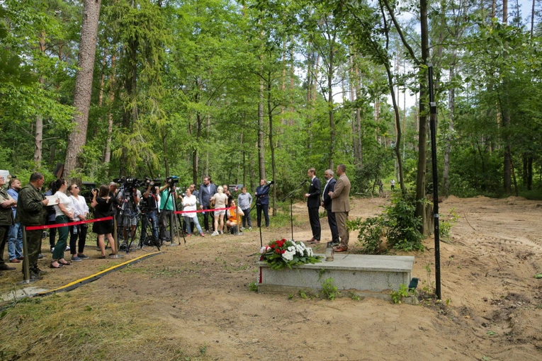 Warmińsko-mazurskie: w lesie białuckim odkryto dwa masowe groby z prochami ofiar KL Soldau