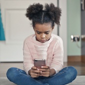 Smartfon w ręku dziecka: rodzice muszą uczyć sztuki wyboru i stawiania granic