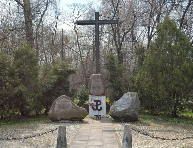 Upamiętnienie w miejscu śmierci ks. Józefa Stanka na rogu ulic Solec i Wilanowskiej