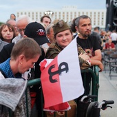 Warszawiacy znów zaśpiewali (nie)zakazane piosenki na placu Piłsudskiego