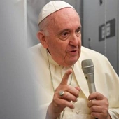 Papież Franciszek w rozmowie z dziennikarzami na pokładzie samolotu z Kanady