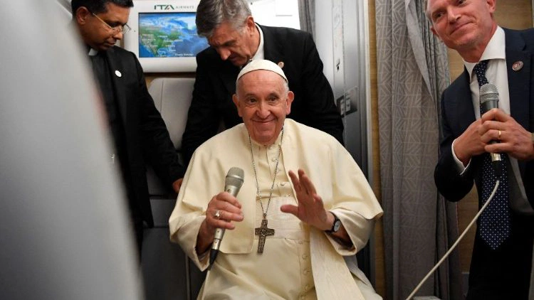 Papież rozmawia z dziennikarzami na pokładzie samolotu podczas ostatniej podróży do Kanady