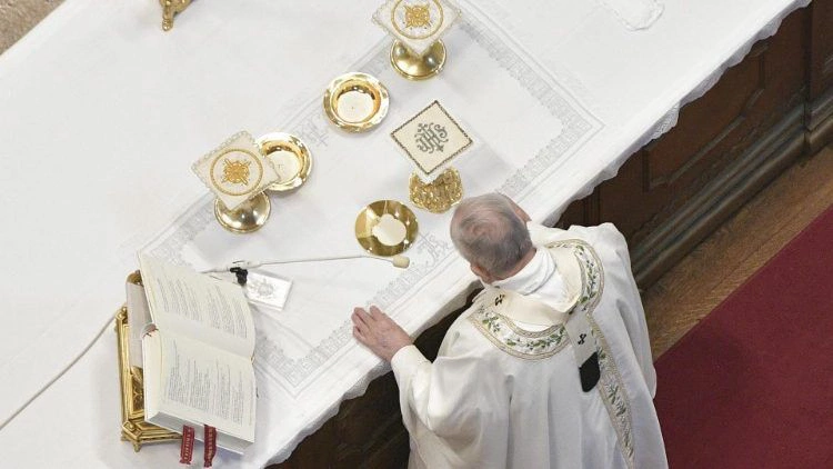 Papież Franciszek sprawujący liturgię Eucharystii