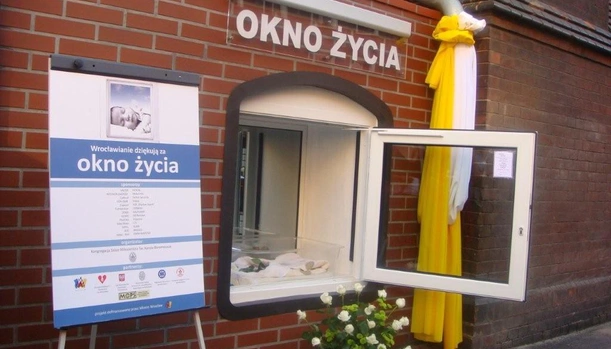 Wrocławskie Okno Życia jest dewastowane i okradane. Siostry proszą o pomoc