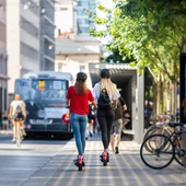 Piesi, rowerzyści i transport publiczny – priorytety miejskiej mobilności