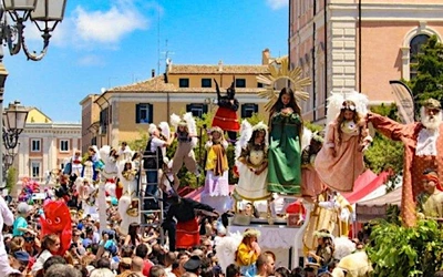 Na hiszpańskie ulice powróciły procesje maryjne