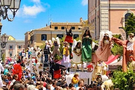 Na hiszpańskie ulice powróciły procesje maryjne