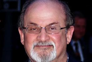 Atak na Salmana Rushdiego. Gdzie leży granica wolności słowa?