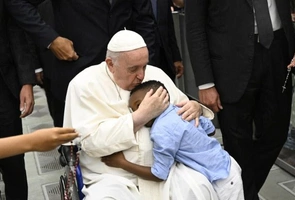 Papież: starsi powinni dawać świadectwo człowieczeństwa i wiary