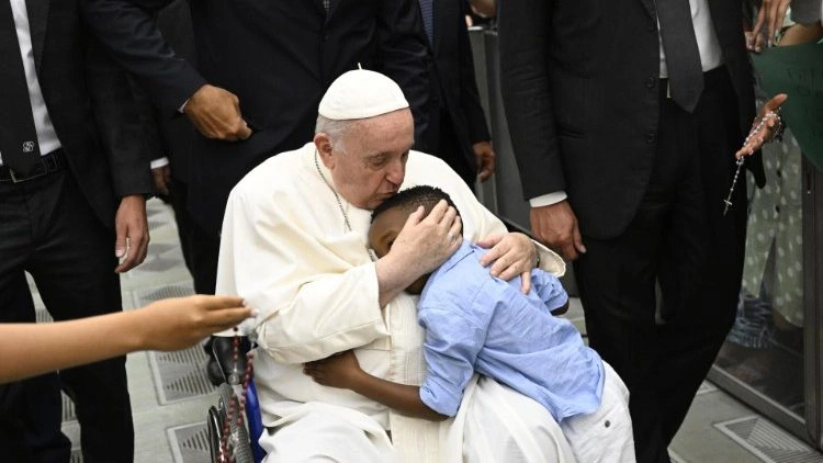 Papież: starsi powinni dawać świadectwo człowieczeństwa i wiary
