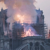 „Notre-Dame płonie”. Zwyczajni ludzie między świątynią i ogniem