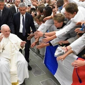 Papież do ministrantów: mówcie młodym, że Jezus ich kocha