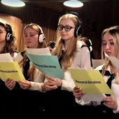 Młodzież z całego świata nagrała piosenkę dla rówieśników z Ukrainy. Inicjatorkami uczennice z Warszawy