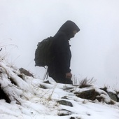 W Tatrach zimowe warunki; na Kasprowym Wierchu 17 cm śniegu