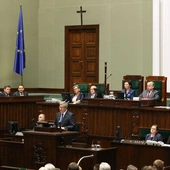 Zgromadzenie Narodowe w sali Sejmu z widocznym krzyżem