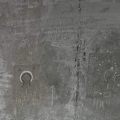 Wowczańsk: w sali tortur znaleziono wydrapane przez więźniów ikony na ścianach