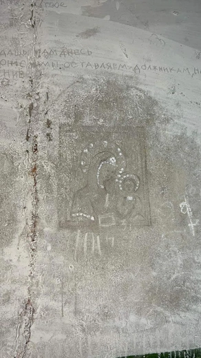 Wowczańsk: w sali tortur znaleziono wydrapane przez więźniów ikony na ścianach
