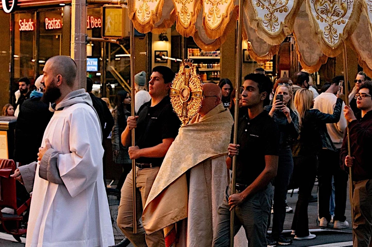 Cisza i pokój w sercu Nowego Jorku. Ulicami Manhattanu przeszła procesja eucharystyczna