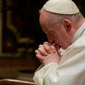 Papież Franciszek wzywa do modlitwy za ofiary przemocy