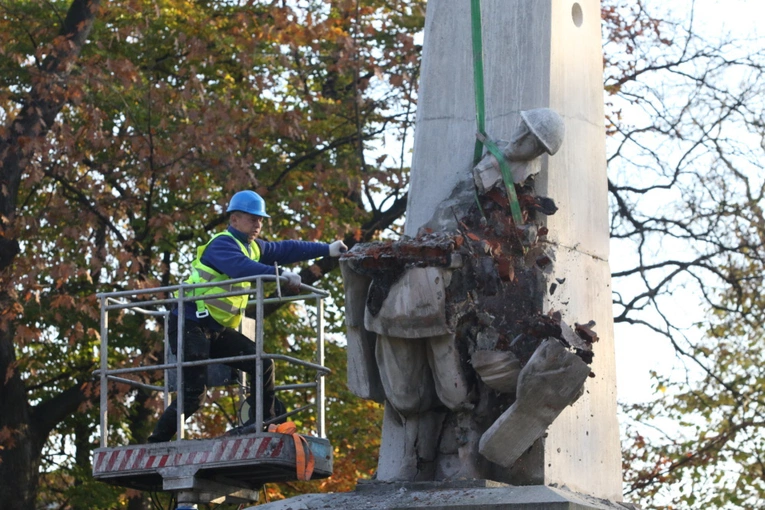 W czwartek równocześnie zdemontowano cztery pomniki poświęcone Armii Czerwonej