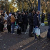 Kijów. Ludzie czekający w kolejce po wodę