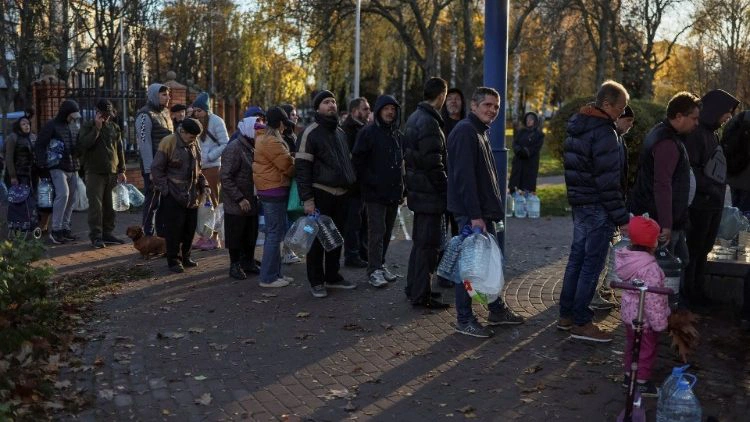 Kijów. Ludzie czekający w kolejce po wodę