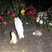 Halloweenowe akty wandalizmu. Zniszczone groby i figura Maryi 