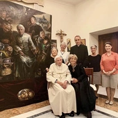 Niezwykły portret papieża Benedykta XVI z jego papieską rodziną