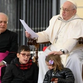 Papież: dzieci pokazują, jak zbliżyć się do Boga