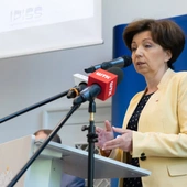 Minister Maląg wręczyła odznaczenia zasłużonym dla rozwoju rodzinnej pieczy zastępczej