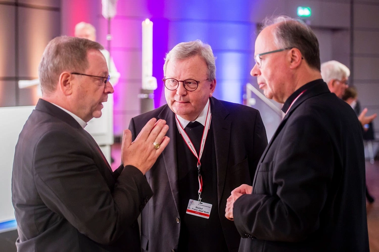 Biskupi niemieccy: Georg Bätzing, Franz-Josef Bode i Stephan Ackermann podczas obrad Drogi Synodalnej
