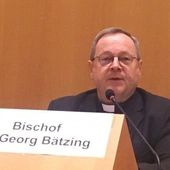 Bp. Georg Batzing podczas konferencji prasowej