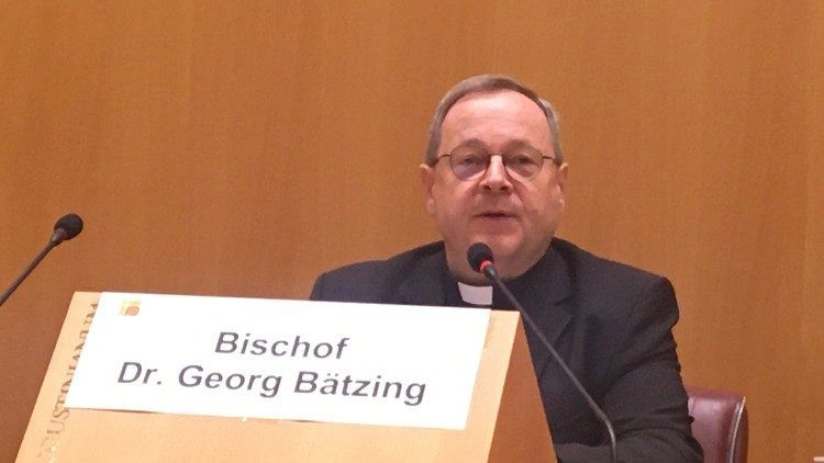 Bp. Georg Batzing podczas konferencji prasowej