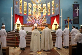 Kościoły bez dzwonów i krzyży. Jak wygląda praca katolickiego księdza w Katarze?