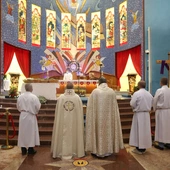 Kościoły bez dzwonów i krzyży. Jak wygląda praca katolickiego księdza w Katarze?