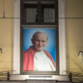 „Za pomocą kłamstwa i manipulacji starano się zniszczyć autorytet Jana Pawła II”. Zespół Wspierania Radia Maryja o skargach na TVN24