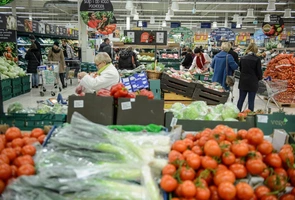 Jak zrobić przedświąteczne zakupy i jak przechowywać jedzenie podpowiada poradnik „Jak nie marnować żywności”