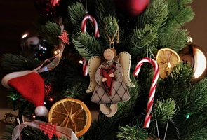 Dlaczego Boże Narodzenie obchodzimy 25 grudnia i skąd się wzięła świąteczna choinka?