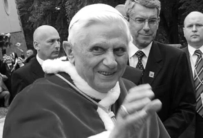 Odejście papieża emeryta Benedykta XVI upamiętni dzwon „Zygmunt”.
