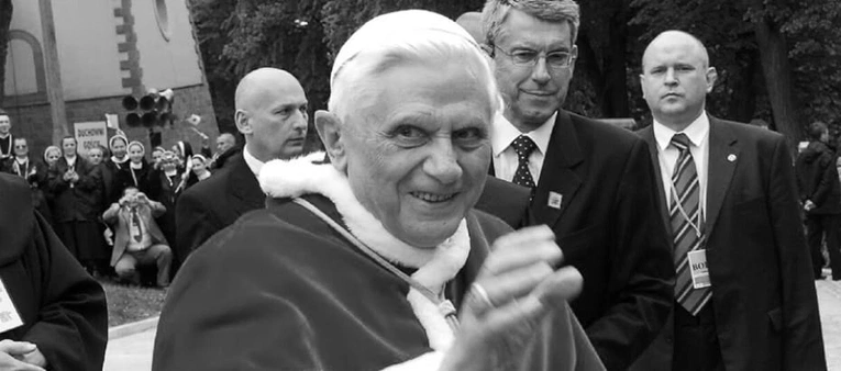 Odejście papieża emeryta Benedykta XVI upamiętni dzwon „Zygmunt”.
