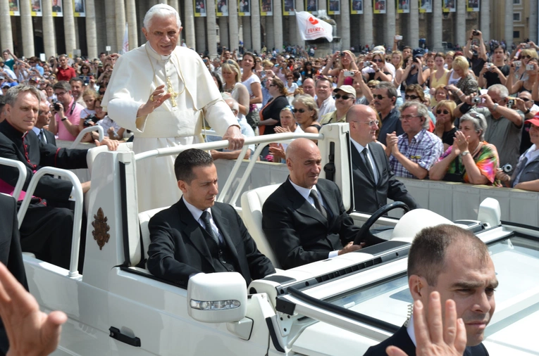 Papież na kończących rok nieszporach: Benedykt XVI wzorem delikatności